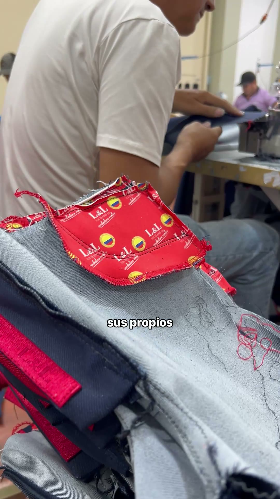 Operarios confeccionando jeans en el taller